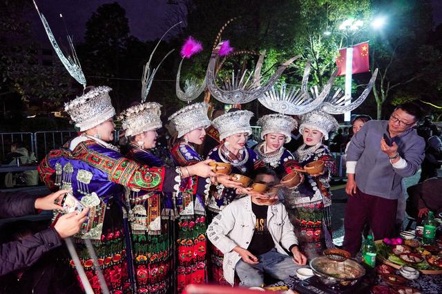 黔东南雷山苗年，载歌载舞，热闹非凡，感受一场流动的非遗盛宴