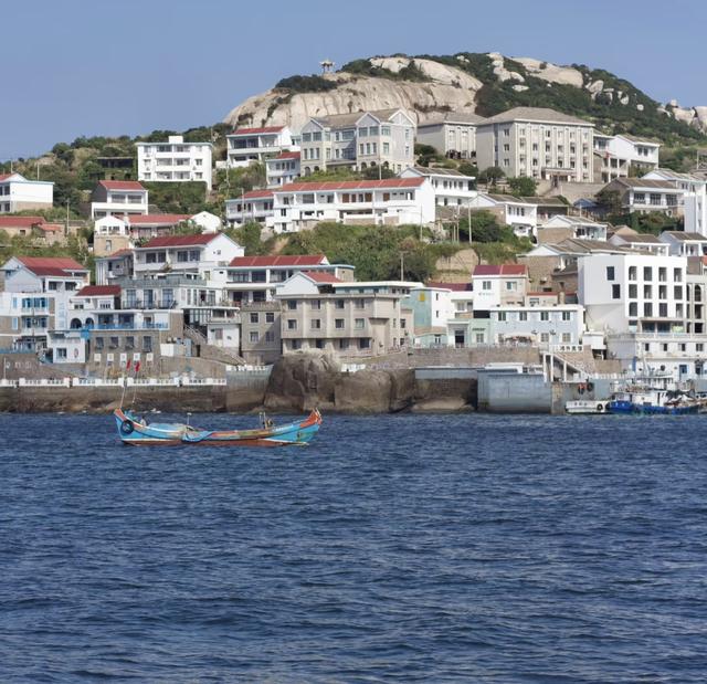 东极岛在浙江舟山，也叫中街山列岛，在沈家门半升洞码头可以坐船