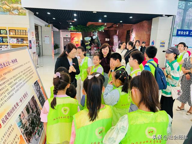 “探秘古生物 智趣共成长”：建邺多机构联合开展魔方趣味活动