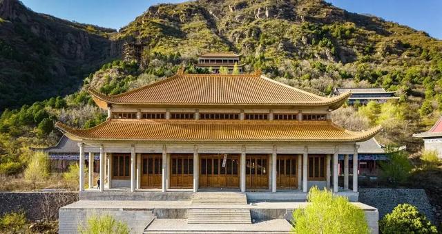 门头沟山顶藏“京西紫禁城	”：烂尾十年，荒草里立金瓦大殿