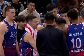 堪比夺冠！天津三杀广东后疯狂庆祝 球迷不愿离场 张庆鹏激情演说图片