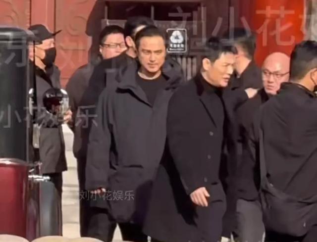 罗晋父亲葬礼后，唐嫣罗晋一路热聊一同离开，明道等艺人随后离开