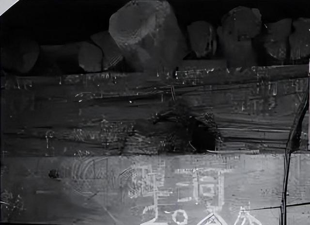 1969年，天安门秘密拆除后重建，拆除时发现数枚炮弹和一个小木盒