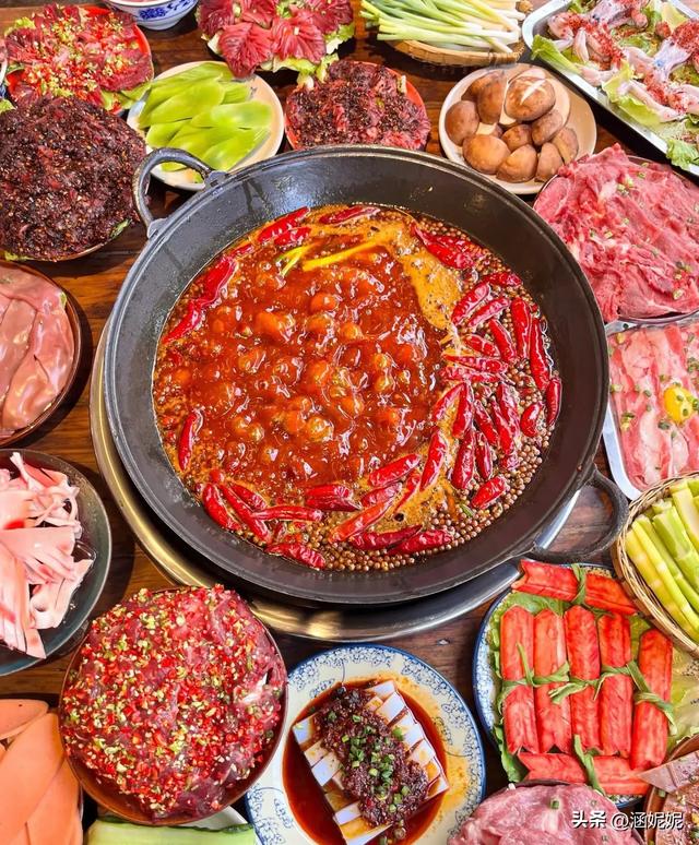 家庭版火锅食材清单，从锅底到蘸料，一站式备菜指南