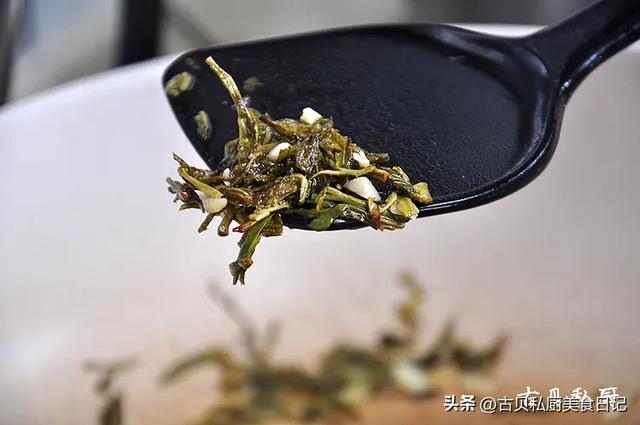 茶香味十足的吮指龙井虾！龙井茶的清香，配上虾的鲜甜，让人迷恋