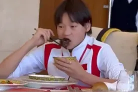 笑不活了！全红婵用筷子吃牛排打脸刀叉文化，网友：牛是中国的图片