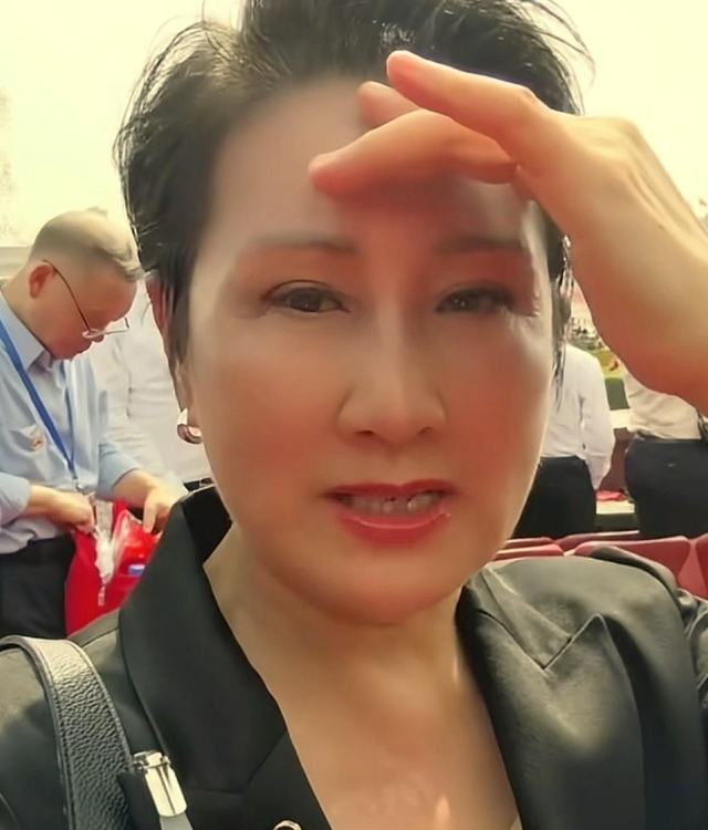 万万没想到，被全网抵制的张凯丽，因看阅兵时一个举动，口碑暴增