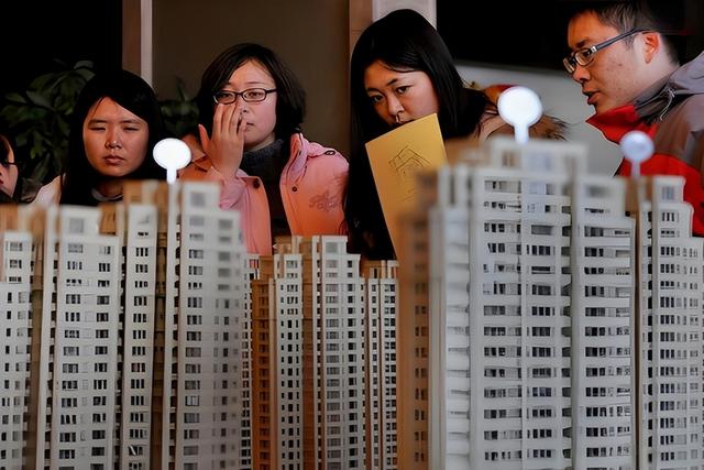 2026国家经济风向变了，从砸钱投楼到投人，要让年轻人真有钱！