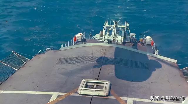 海面波涛汹涌，船只摇晃不定，舰载直升机如何降落？