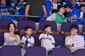 马龙真会选媳妇，夏露漂亮温柔，一脸福气相，两儿子颜值也超高图片