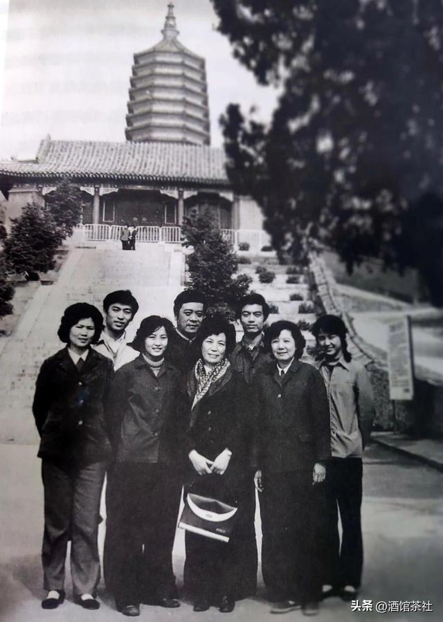 父亲是央视“一哥”，母亲是商业精英，他却凭一己之力娶影后之女