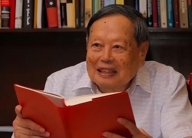 翁帆也没想到，丈夫杨振宁去世后，竟因生前一个举动再次口碑暴涨