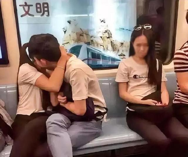 地铁偶遇“神仙情侣”！穿得朴素不玩手机	，一个动作甜哭网友