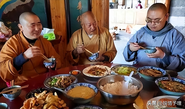和尚们每天吃素，为何多是肥头大耳？看看他们的伙食就全都明白了