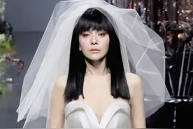 54岁女演员“雪姨”王琳穿短裙婚纱走秀，少女感十足，气场全开！本人回应图片
