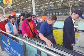 宜昌迎来今年首趟银发旅游专列 “北国春城”700多人“银发团”结伴游三峡图片