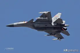 福建舰继续海试，美航母赖着不走，解放军亮出歼15，天平逐步倾斜图片