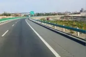 受降雨影响 G3012线（吐和高速）甘沟附近路段单向交通管制图片