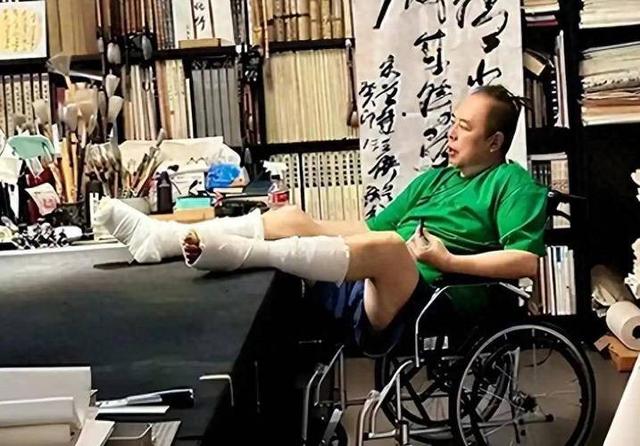 善恶到头终有报！68岁瘫坐在轮椅上的张铁林，已然活成了笑话