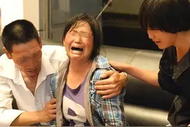 男子放烟花被爆头后续：网友扒出死亡原因，去年刚结婚妻子已怀孕图片