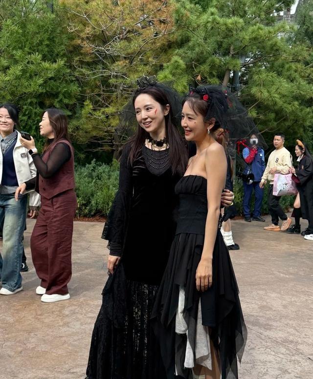 北京环球影城偶遇明星，佟丽娅露“副乳”太尴尬，46岁董璇脸垮了