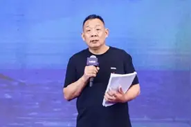 胖东来曝店员工资：月入近万！某超市员工：我们2000块还要背锅！图片