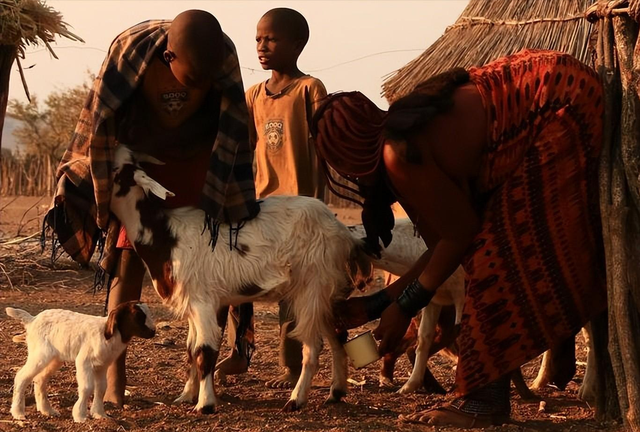 非洲纳米比亚“红泥人”：女人一生都不洗澡，多数男孩活不到15岁