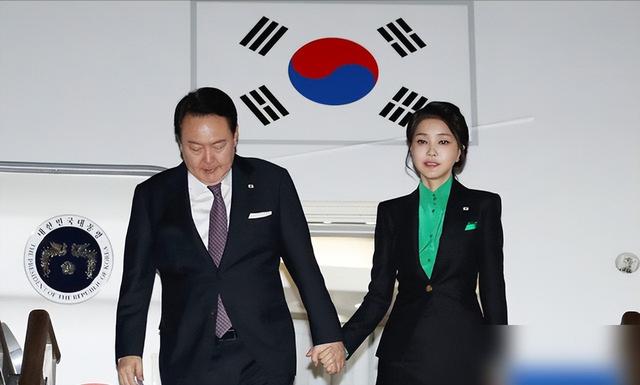 韩第一夫人在日本美够后回家了！2天换6套造型像时装秀，嫩得过分