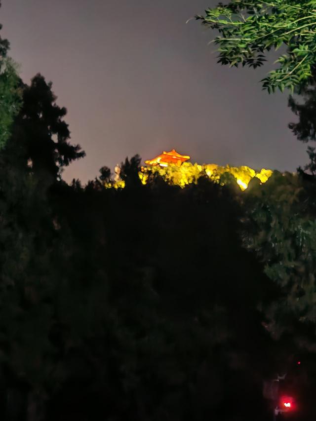 济南英雄山秋日夜景