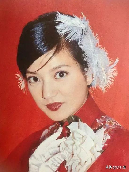 面相又变了！49岁赵薇广东吃饭，又老又瘦没架子，却再无回头路走