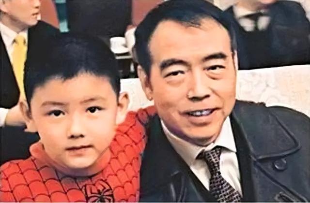 长得太美被导演占为己有，4年后生下大明星儿子，16就开始争光了