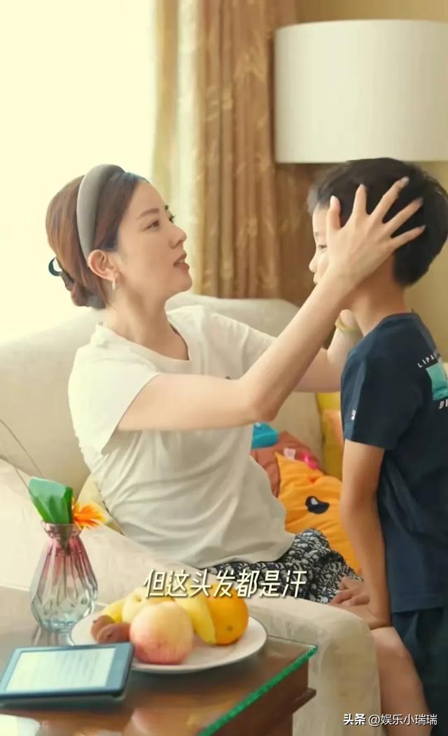央视女神李思思：儿子们都长这么大了！最新亲子照曝光！