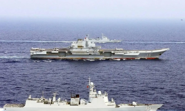 美军也来了，中日交锋之际，美舰靠近黄岩岛，与中国军舰隔空对峙