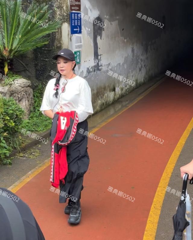 刘晓庆70的年纪18的打扮宁静矮黑胖，夕阳红老年团硬夸成一路繁花