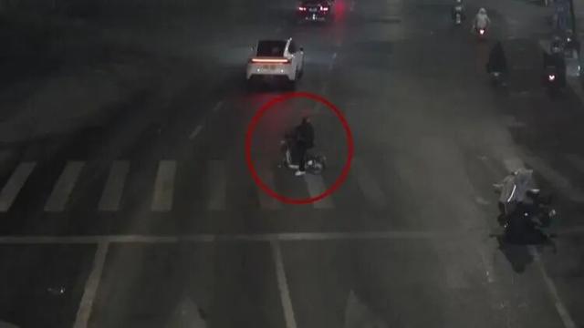 男子骑电动车将人撞骨折后逃逸	，回家换装后折返现场观望，得知伤者报警又回家拆下车牌，警方：行政拘留10日