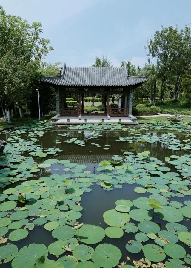 厦门园博苑十大园区之岭南园，占地面积4.45公顷，有4个城市展园