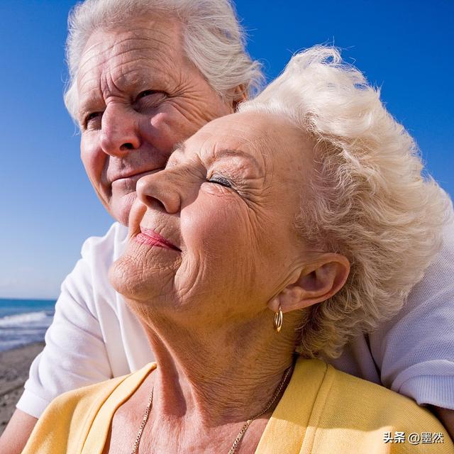 退休后才明白	，不管70岁80岁，拥抱才是最好的“降压药”