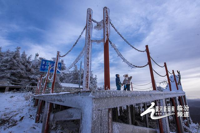 七里峪五龙壑现雾凇冰挂 绘就冬日梦幻景