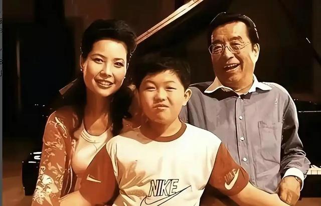 一月5万还不够花？86岁李双江仍在县城接商演，一旁轮椅惹人心疼