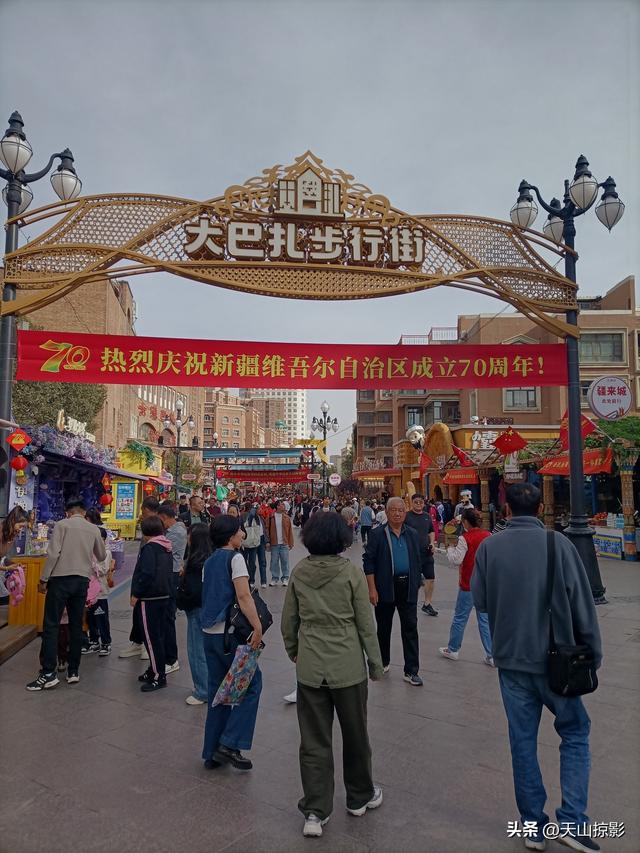 坐着2路公交车，逛乌鲁木齐国际大巴扎