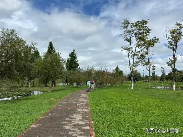 假日徒步，走昆明滇池草海之开合浮桥、雨中打卡新晋网红地，休闲