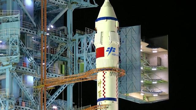 神舟二十飞船遭撞击，太空碎片威胁升级，航天员如何平安回地球？