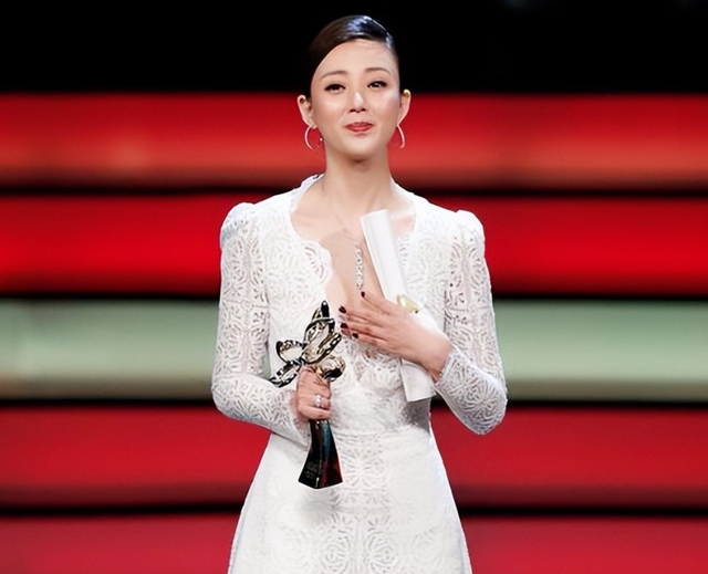 她是演员中的富婆，豪车多的开不过来，如今45岁却像妙龄少女