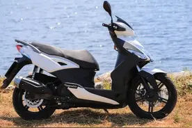 踏板摩托车是本田好还是铃木好?图片