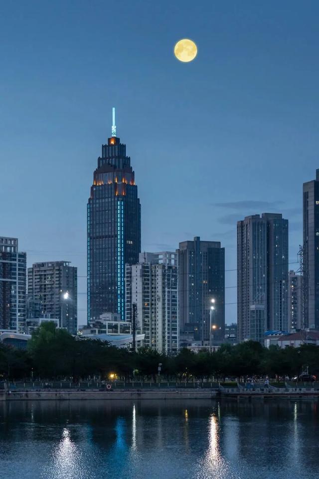 月色流动处，江汉自成诗