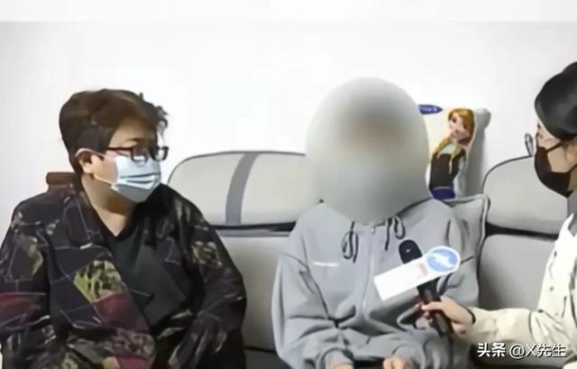 女儿从4层楼跳下，父亲只看一眼就去上班	，知道真相后网友呆住…