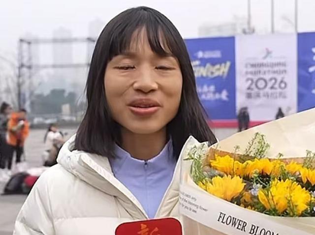 最快护士张水华受到重庆市民鲜花簇拥欢迎，有望打破业余选手纪录
