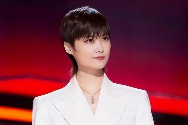 轮椅出行，不能躺下，41岁患“不死癌症”的李宇春，现状如何呢？
