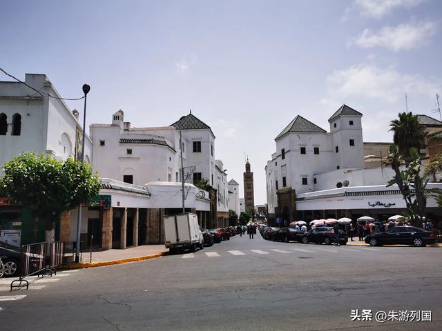 蓝白巷弄与敞门面包车，摩洛哥的荒诞与真实
