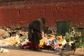 武汉女大学生失踪，父母卖房找遍全国，12年后发现她藏母校捡垃圾图片